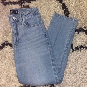 Hollister Curvy Ultra High-Rise Mom Jean
